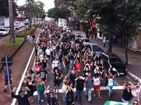 Servidores estaduais vão às ruas em Maringá contra o Governo do Paraná